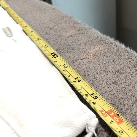 OLD NAVY BOYFRIEND BUTTON FLY WHITE CUT OFF JEAN SHORTS SIZE 8 - Picture 7 of 8